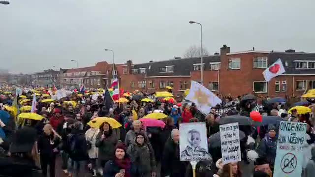 Nizozemsko, Utrecht, tisíce lidí demonstrují za svobodu a proti farmafašistické tyranii!