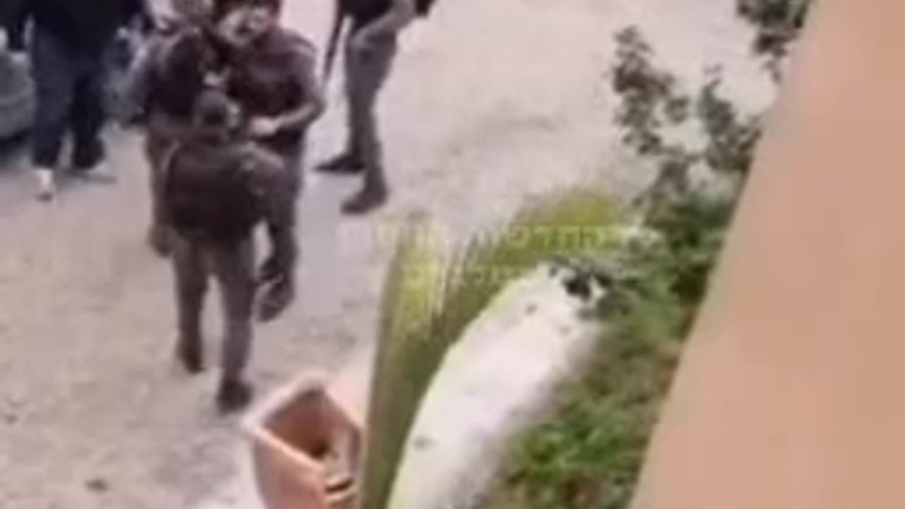 لحظة إطلاق قوات الاحتلال النار على فلسطيني في برطعة شمال غرب جنين دون أن يشكل أي تهديد عليهم