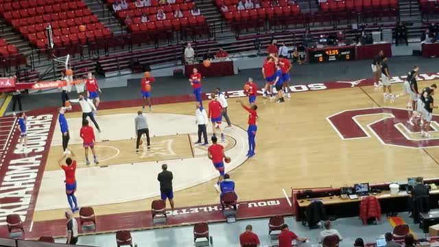 OKLAHOMA SOONERS VS KANSAS JAYHAWKS WARMING UP