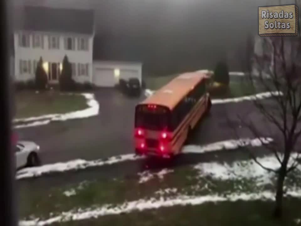 Uncontrolled ice bus with more than 20 students