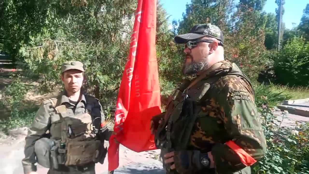 Vlajka Vítězství už vane nad osvobozeným městem Zolotoje v Luhanské oblasti