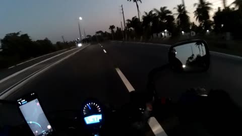 Cair da noite na estrada.