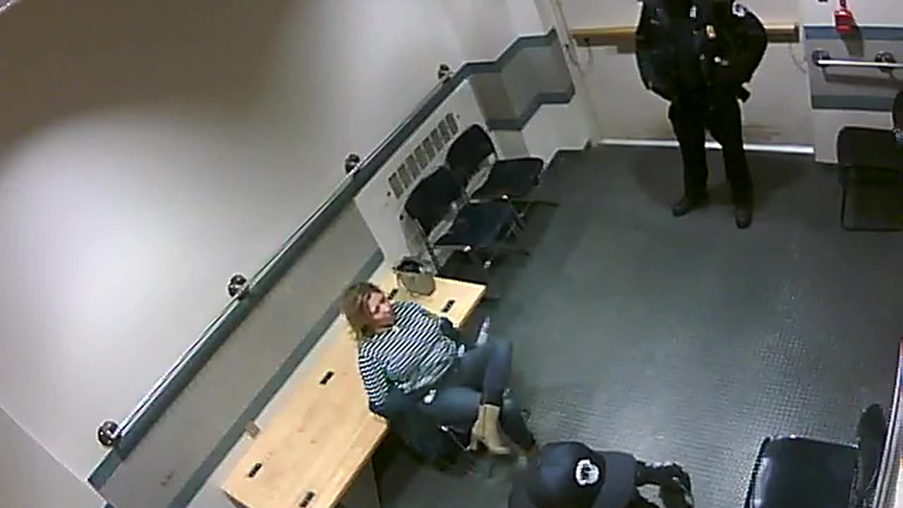 1657HQOB02PrisonerProcessingLobby_2021-01-06_20h20min00s827ms.mp4