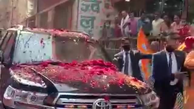 Watch: PM Modi stops convoy in Varanasi, warmly accepts padgi & scarf