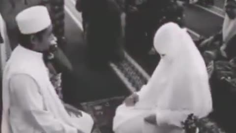 See this beautiful Muslim Couple geting married with pure Muslim tradition..