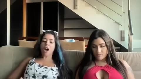 mulher arrota e peida