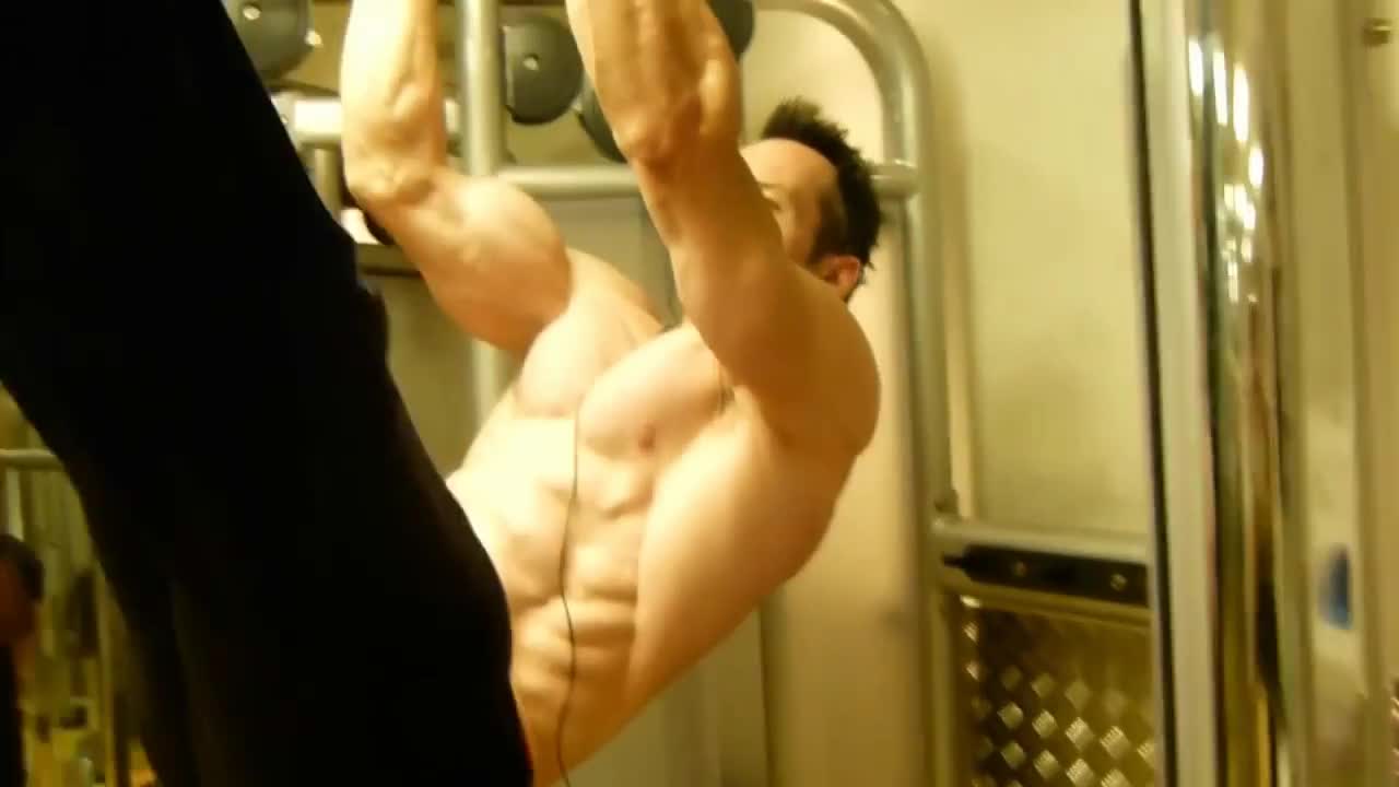 Bodybuilder with 1% body fat: gym motivation