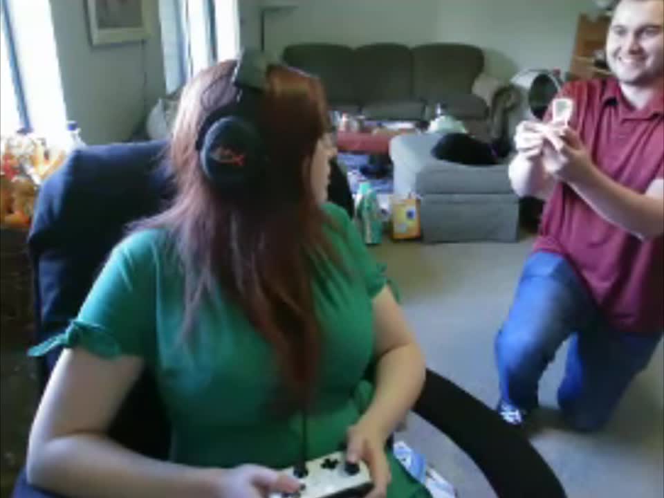 Guy Proposes to Girlfriend While She's Streaming