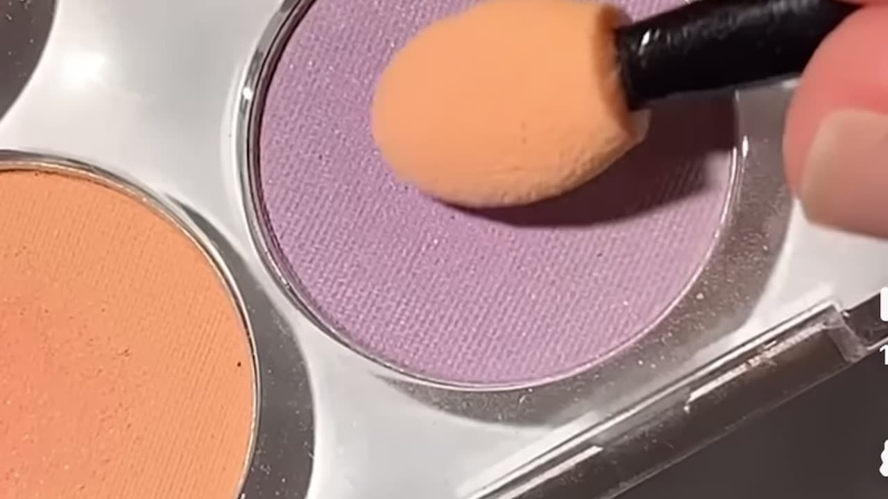 Eyeshadow nails