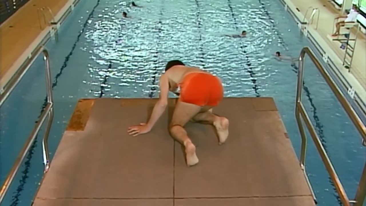 Mr Bean Goes to Swim School! | Mr Bean Funny Clips | Classic Mr Bean