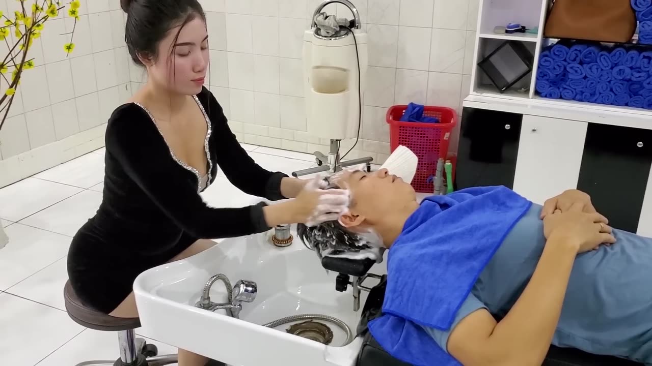 I feel good and comfortable when being taken care of by this beautiful girl, Vietnam barbershop