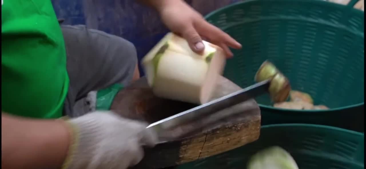 How to peel the outer skin of a coconut, please see the detailed tutorial 2