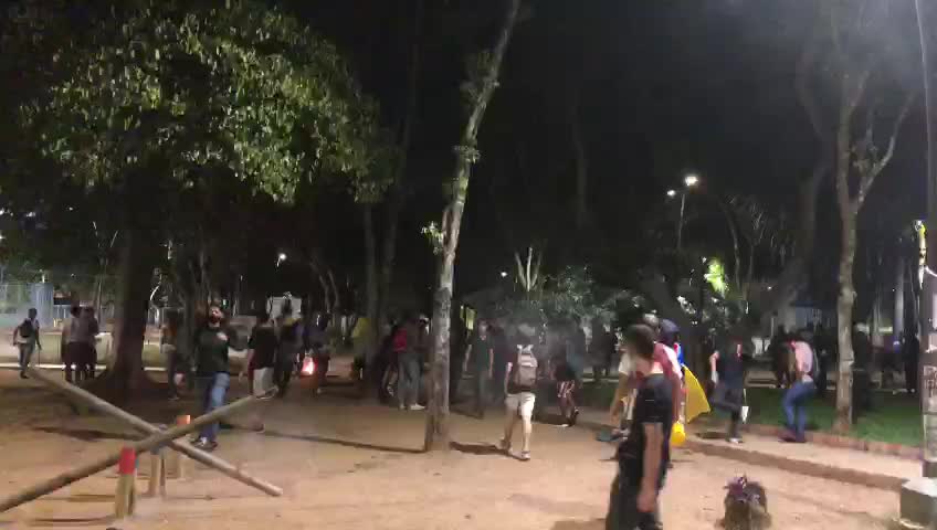 Video: Queman el CAI del Parque de los Niños y un Davivienda en Bucaramanga