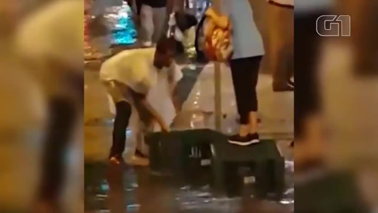 Vídeo de homem a ajudar idosa a passar rua inundada cria polémica