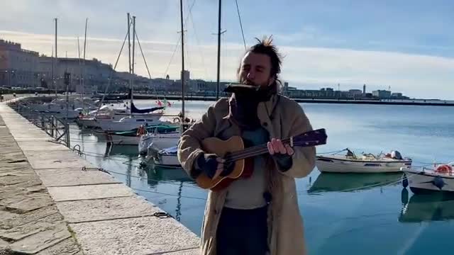 Montagne innevate in riva al mare - Il cielo in una stanza live sul molo di Trieste - Ukulele cover