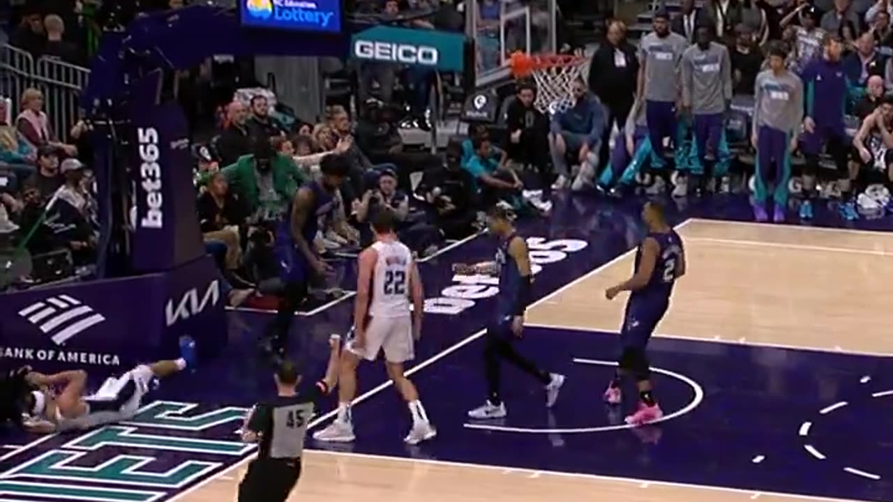 Suggs Soars for the Slam! Harris' Hilarious Reaction | Magic vs. Hornets