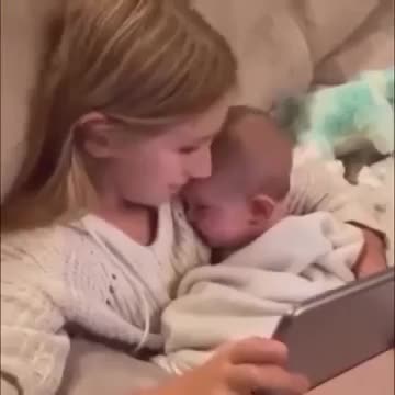 В глазках малыша такая любовь к сестренке!