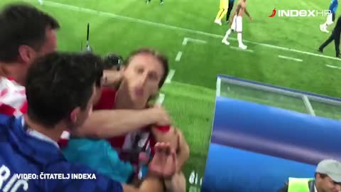 Luka Modrić se popeo na tribinu pozdraviti navijače