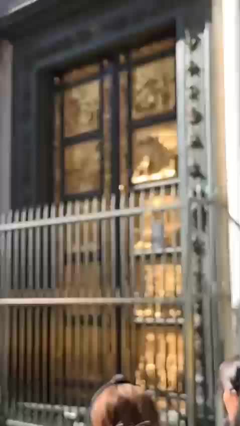 migliaia di persone meditano nel Battistero di San Giovanni