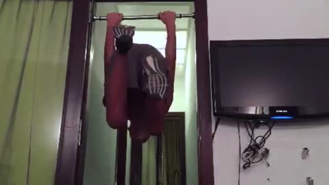 Hallway workout on bar fall on head