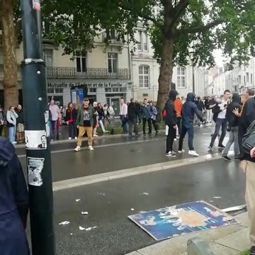 Nantes : Une dizaine d'antifas cagoulés armés s'est attaqué à des manifestants catholiques