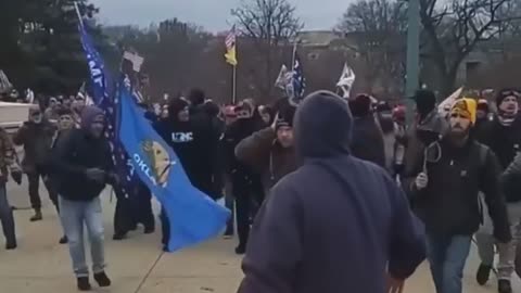 DC Police Open Outside Gates, Allow Protesters In Without Any Resistance