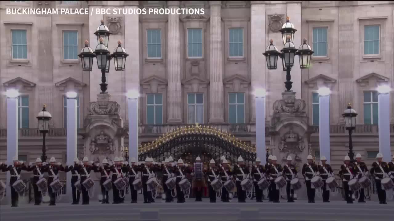 Elizabeth II et l'ours Paddington ouvrent le concert du jubilé avec un sketc