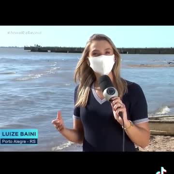 Mae amarra filho na cadeira para passear