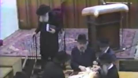 13. Yud Alef Tishrei 5750 - Mincha, Maariv, Sicha and dollars = י"א תשרי תש"נ