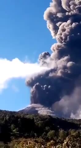 The Pacaya Volcano in Guatemala has increased its volcanic activity 🌋
