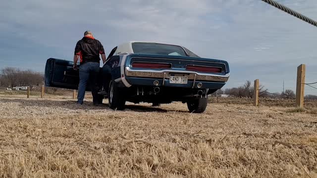 1969 Dodge Charger 440 Exhaust and Revs