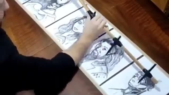 A talented painter has painted 5 portraits at the same time.
