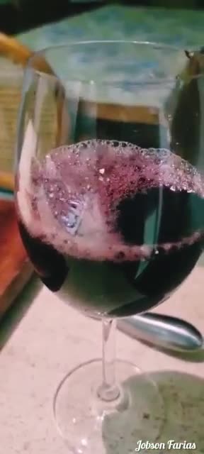 O NEGÓCIO É COMER QUEIJO E BEBER VINHO