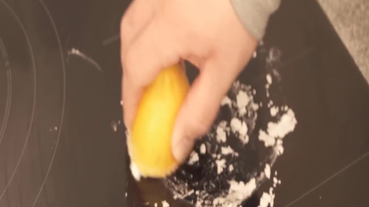 Rub half a Lemon on your stove and WATCH WHAT HAPPENS 💥