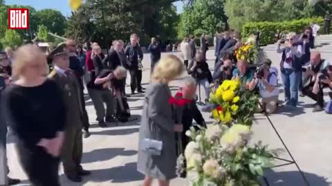V Berlíně na demonstraci 8. května zabavila policie vlajku Ukrajiny