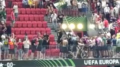 Images of the quarrel appear in the stands of the stadium, the fans clash