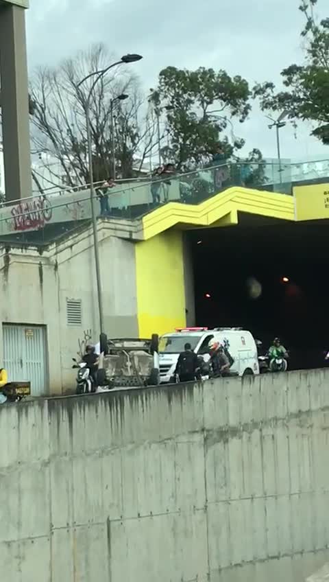 Un carro quedó llantas arriba cerca al Viaducto La Flora en Bucaramanga