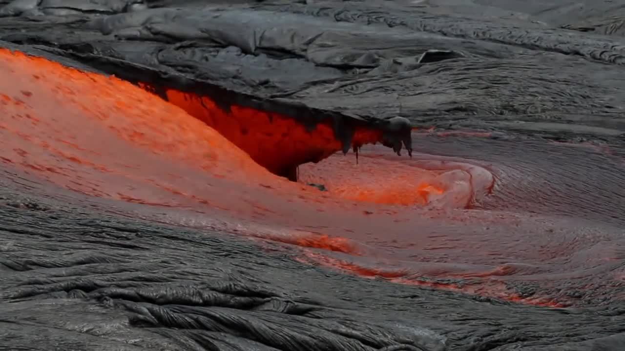 Rivers of molten lava high up Pulama Pali - Kilauea Volcano Hawaii(720P_HD).mp4