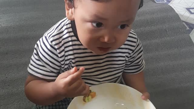 😘😘Little baby eating rice