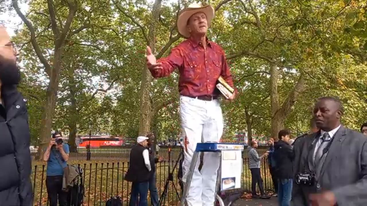 Muslim challenges Christian preacher #speakerscorner #Muslim #christian