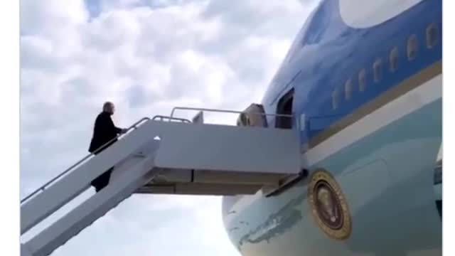 This is how a real president boards Air force One