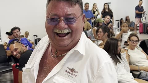 😅look at the stupid old man's laugh