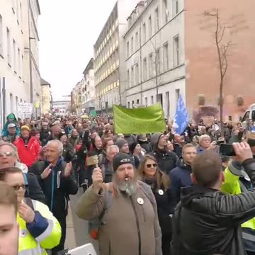 Bravo Kassel: Alle ohne Söder-Lappen im Gesicht, so geht Demo