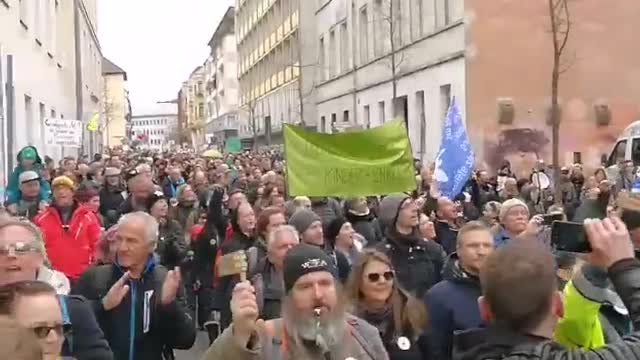 Bravo Kassel: Alle ohne Söder-Lappen im Gesicht, so geht Demo