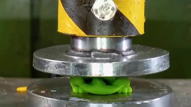 Hydraulic press crushing large and small objects