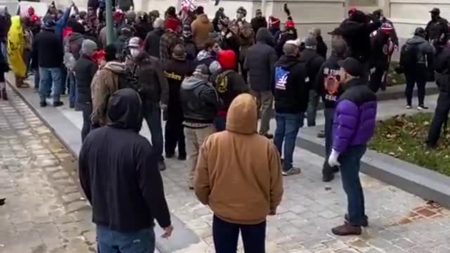 WATCH these police stand by and *DO NOTHING* to stop anyone at the Capitol siege.