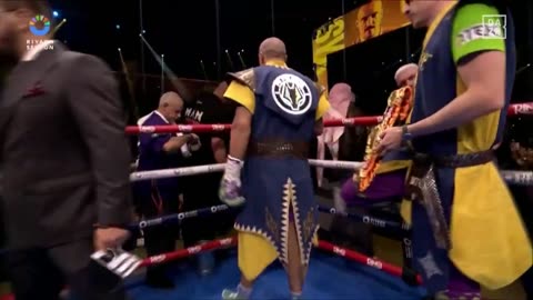 🥊 Usyk enters the ring! 🇺🇦