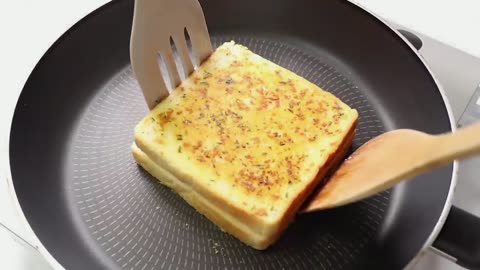 How To Make A Perfect Cheese Garlic Sandwich