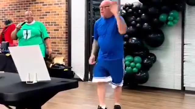 This foreigner dances well