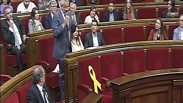 La provocadora separatista Elsa Atardi Vila coloca un lazo nazionalista ante diputados de Cs